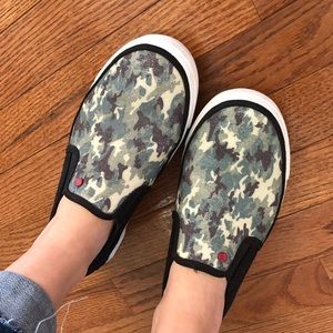 I ❤️ UGG glitter camo slip-on tennis shoes